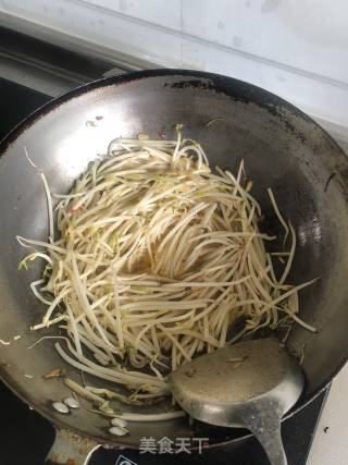 绿豆芽炒粉丝的做法步骤：3