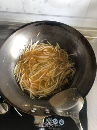 绿豆芽炒粉丝的做法步骤：4