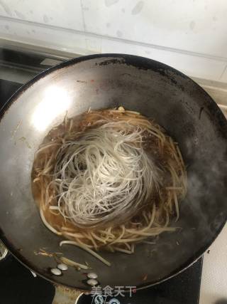 绿豆芽炒粉丝的做法步骤：6