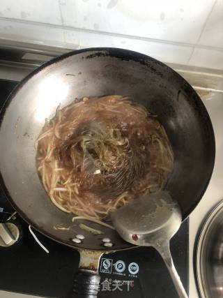 绿豆芽炒粉丝的做法步骤：7