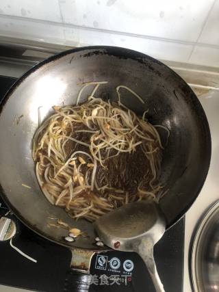 绿豆芽炒粉丝的做法步骤：8