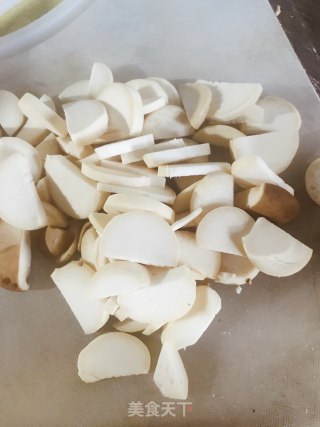 鸡蛋鸡腿菇鲜汤的做法步骤：2