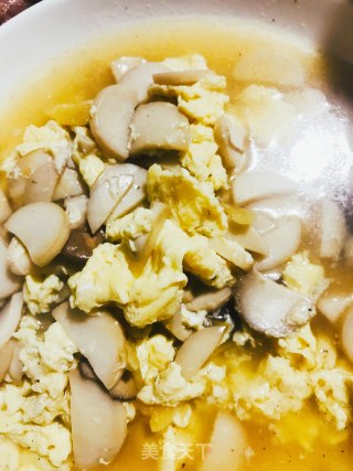 鸡蛋鸡腿菇鲜汤的做法步骤：4