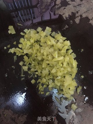 咸菜煎蛋的做法步骤：1