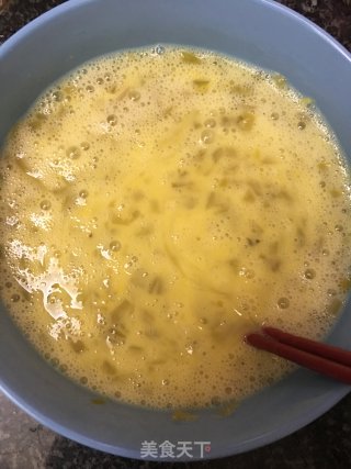 咸菜煎蛋的做法步骤：2