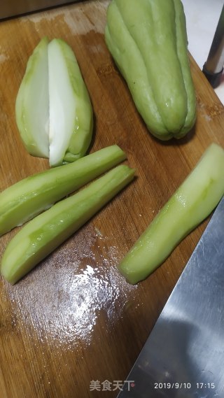 佛手瓜炒鱼胶的做法步骤：1