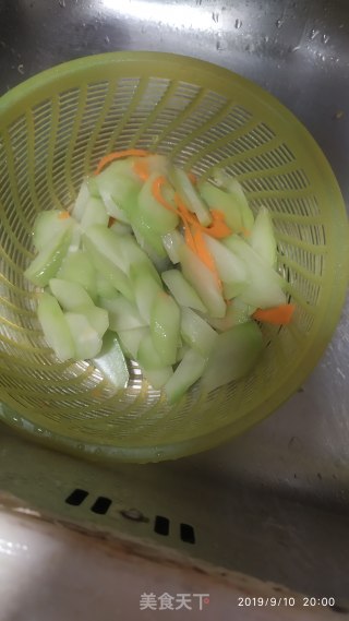 佛手瓜炒鱼胶的做法步骤：2