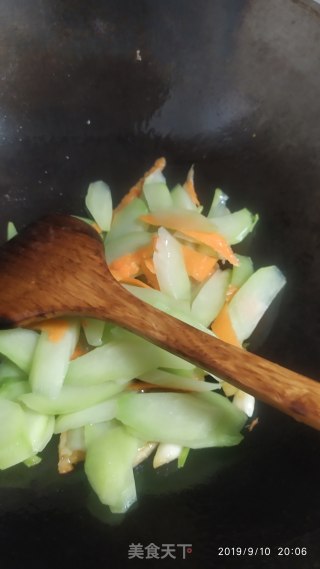 佛手瓜炒鱼胶的做法步骤：6