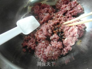 鲜嫩多汁的牛肉包的做法步骤：2