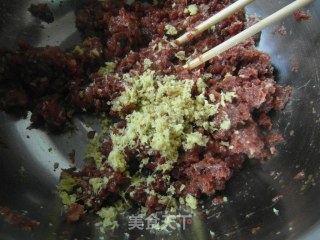 鲜嫩多汁的牛肉包的做法步骤：3