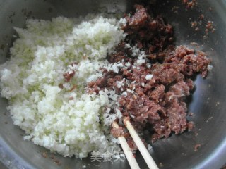 鲜嫩多汁的牛肉包的做法步骤：4