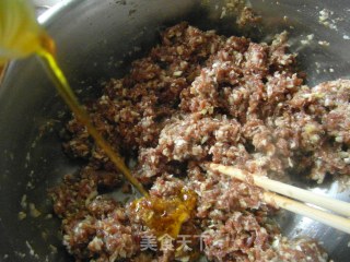 鲜嫩多汁的牛肉包的做法步骤：5