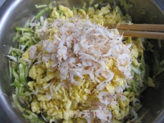 南瓜面西葫芦虾皮鸡蛋蒸饺的做法步骤：2