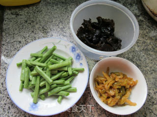 榨菜丝黑木耳炒梅豆的做法步骤：1