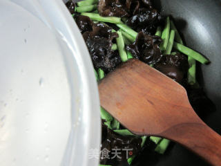 榨菜丝黑木耳炒梅豆的做法步骤：3