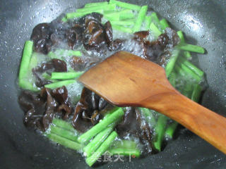 榨菜丝黑木耳炒梅豆的做法步骤：4