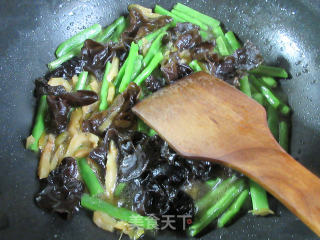 榨菜丝黑木耳炒梅豆的做法步骤：5