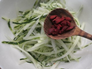 凉拌枸杞黄瓜丝儿的做法步骤：4