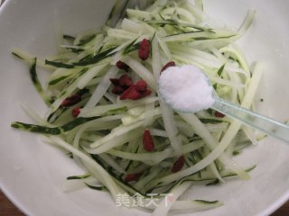 凉拌枸杞黄瓜丝儿的做法步骤：5