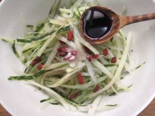 凉拌枸杞黄瓜丝儿的做法步骤：7