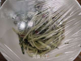 凉拌枸杞黄瓜丝儿的做法步骤：11