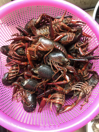 啤酒焖小龙虾的做法步骤：1