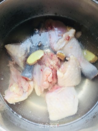虫草花香菇鸡汤的做法步骤：2