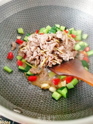 青瓜炒牛肉的做法步骤：8