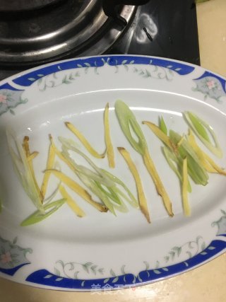 清蒸鲈鱼的做法步骤：2