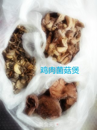 鸡肉菌菇煲的做法步骤：1