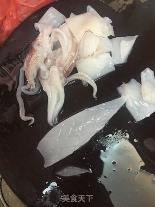 咸菜炒鲜鱿的做法步骤：3