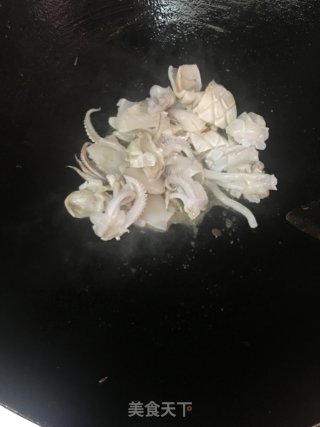 咸菜炒鲜鱿的做法步骤：4