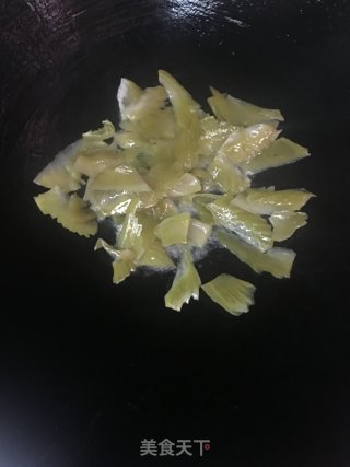 咸菜炒鲜鱿的做法步骤：5