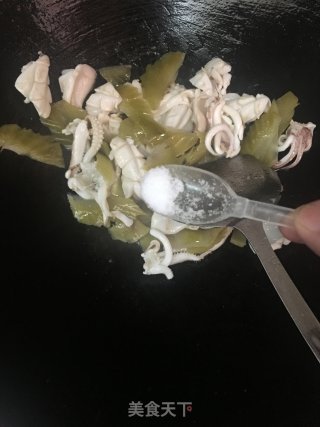 咸菜炒鲜鱿的做法步骤：7