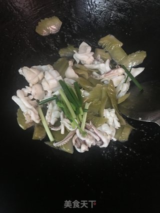 咸菜炒鲜鱿的做法步骤：8