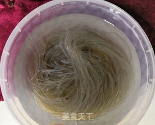下饭佳品☞泡菜苕粉肉丝的做法步骤：1