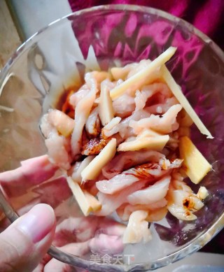 下饭佳品☞泡菜苕粉肉丝的做法步骤：2