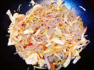 下饭佳品☞泡菜苕粉肉丝的做法步骤：7