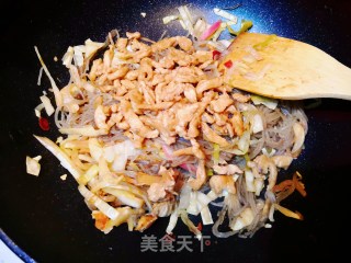 下饭佳品☞泡菜苕粉肉丝的做法步骤：8