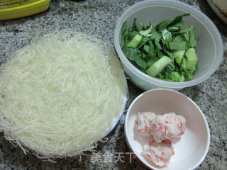 青菜虾味球炒米面的做法步骤：1
