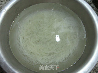 青菜虾味球炒米面的做法步骤：2