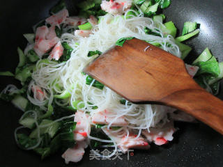 青菜虾味球炒米面的做法步骤：5