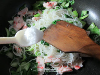 青菜虾味球炒米面的做法步骤：7