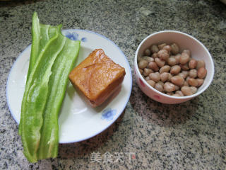 青椒香干炒花生米的做法步骤：1