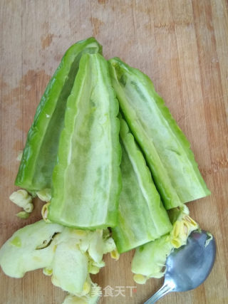 XO酱拌苦瓜的做法步骤：2