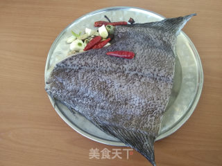 干烧鲽鱼的做法步骤：1