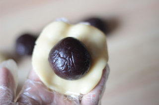 广式月饼全家福的做法步骤：5