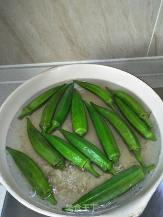 鸡胸肉炒秋葵的做法步骤：2