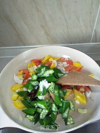 鸡胸肉炒秋葵的做法步骤：9