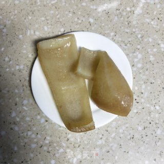 猪皮炒酸菜的做法步骤：1